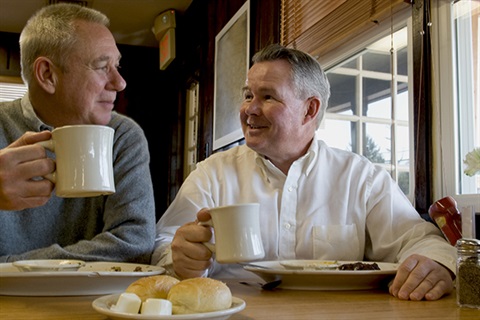 Men eating and having coffee in a cafe 600x400 px.jpg